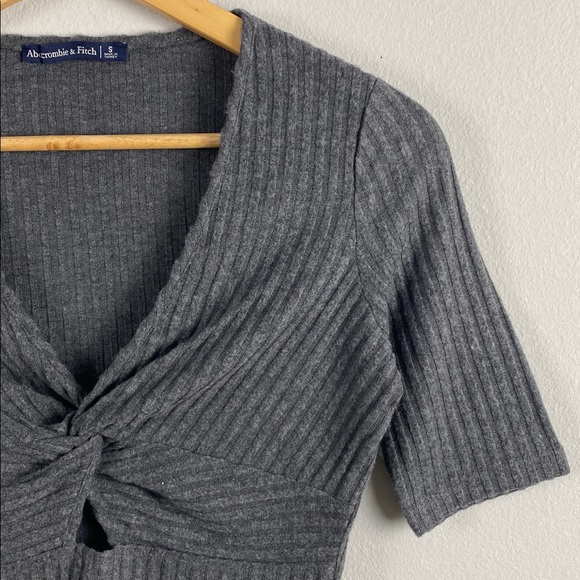 Abercrombie & Fitch Ribbed Knit Short Sleeve Crop Top | V Neck, Ruched/Keyhole - Picture 11 of 14